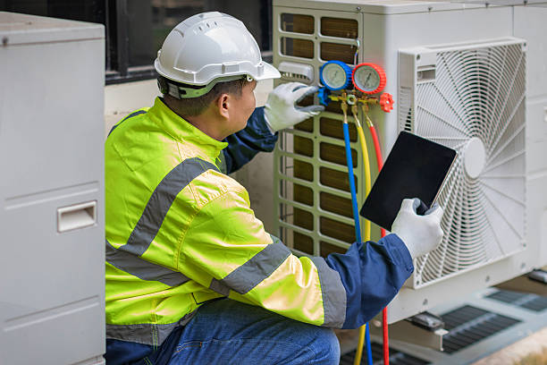 Professional Hvac technician working in Jupiter, FL